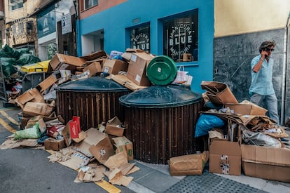 Basura acumulada en una calle de A Coruña este viernes.