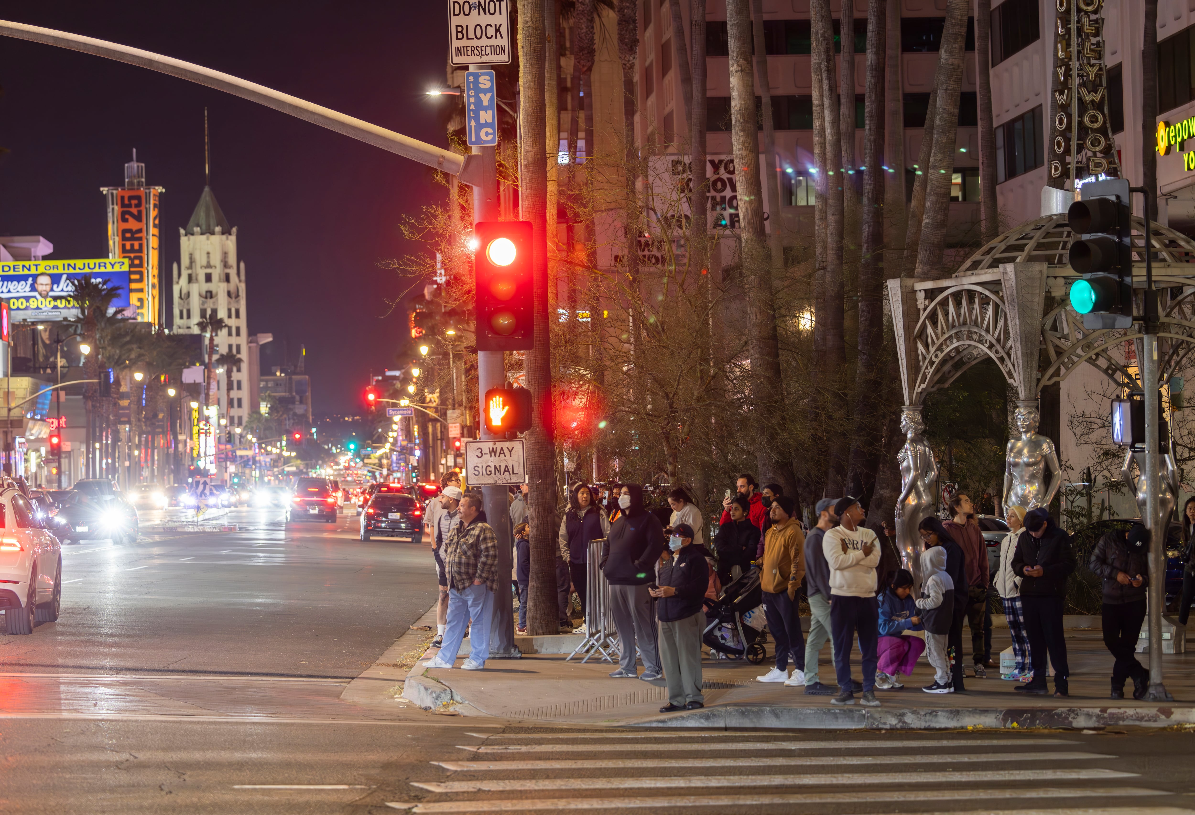 Curiosos y vecinos observan la proximidad del incendio 'Sunset' en el Paseo de la Fama, en Hollywood Boulevard, en aviso amarillo de evacuación el miércoles 8 de enero de 2025.