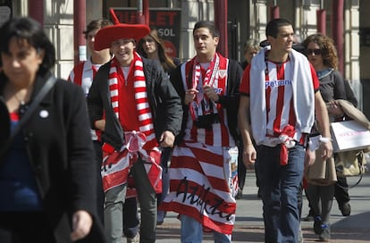 Aficionados del Athletic caminan por el centro de Bilbao