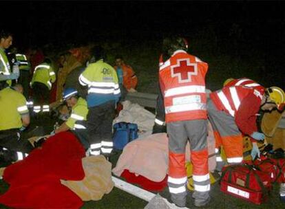 Los servicios de emergencias atienden a los heridos en el accidente de autobús en Murcia