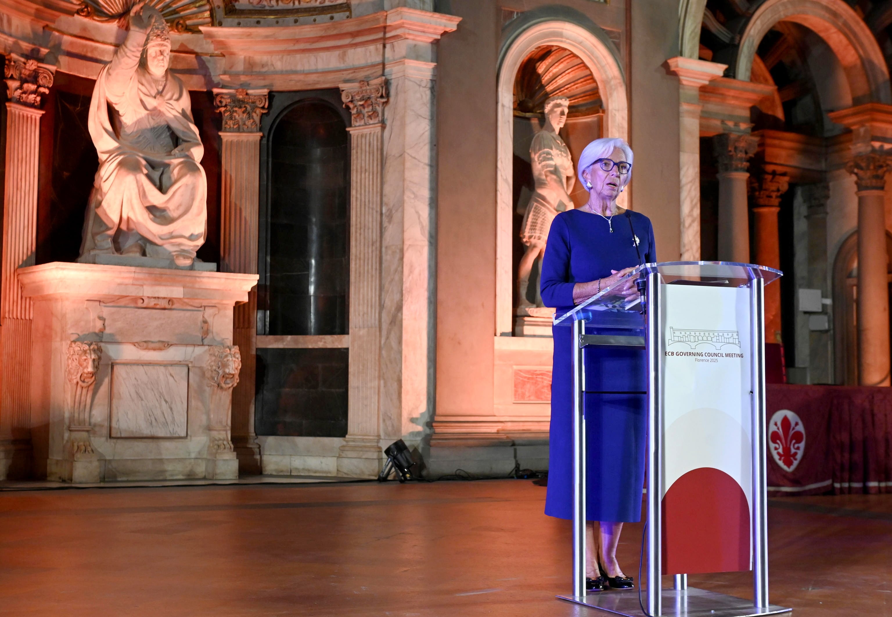 La presidenta del BCE, Christine Lagarde, interviene durante la cena de gala del Consejo de Gobierno en el palacio Vecchio de Florencia, este miércoles.