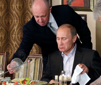 Yevgeny Prigozhin, current head of Wagner, serves food to then Russian Prime Minister Vladimir Putin outside Moscow, November 11, 2011. 