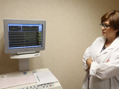 Una cardióloga revisa un electrocardiograma.
