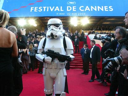 Un soldado imperial custodia la alfombra roja del Festival de cine francés.
