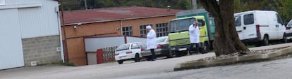 Jan Fasen, a la izquierda, fotografiado por los agentes en el matadero de Toreno (León).