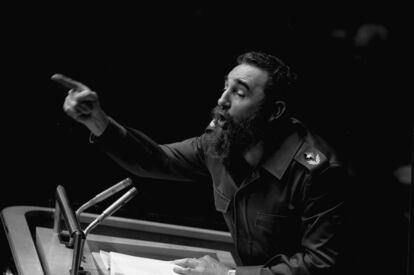 Fidel Castro, aos 53 anos, aponta o dedo para o público durante discurso na Assembleia Geral da ONU, em 1979. Castro nacionalizou a economia cubana e controlou cada aspecto da vida na ilha durante meio século.