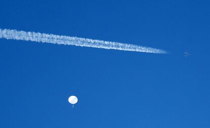 El supuesto globo espía chino sobrevuela Surfside Beach, en Carolina del Sur, el pasado 4 de febrero.