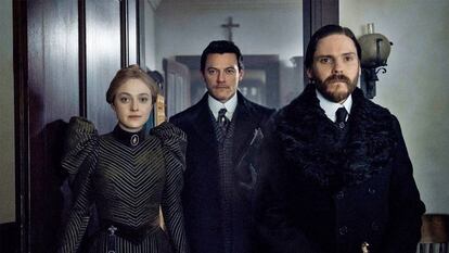 Dakota Fanning, Luke Evans y Daniel Brühl en 'El alienista'.