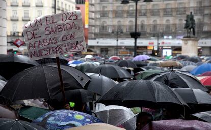 Con algo de retraso y bajo una intensa lluvia ha arrancado en Madrid la manifestación por unas pensiones dignas convocada por la Mesa Estatal por el Blindaje de las Pensiones (MERP), a la que han acudido miles de personas.