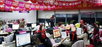 Empleados de Tmall, portal de Alibaba, trabajando el Dia del Sltero en China.