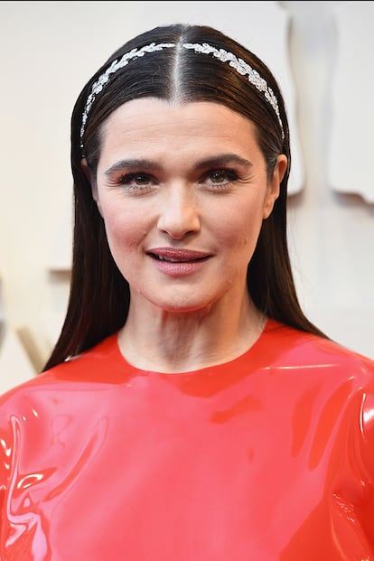 Rachel Weisz arriesgó tanto con su estilismo, catapultado al éxito gracias a su mini capa de látex, como con su peinado.
Una melena tupida y con raya en medio que decoró con una diadema plateada de hojas de inspiración griega que más bien parecía un tatuaje sobre su cabello.
Para el maquillaje, sombras y labial en color natural.