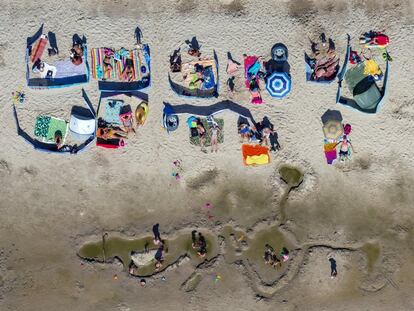 Panorámica sobre la playa de Wladyslawowo, donde grupos de amigos y
familiares se protegen tras sus paravientos.
