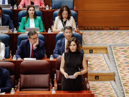 La presidenta regional, Isabel Díaz Ayuso, interviene durante la sesión plenaria en la Asamblea de Madrid, este jueves.