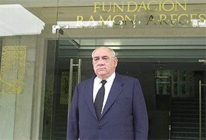El presidente de El Corte Inglés, Isidoro Álvarez, ante la sede de la fundación Ramón Areces