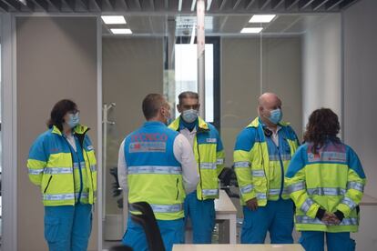 Un grupo de sanitarios en el interior del hospital de Emergencias Enfermera Isabel Zendal, inaugurado este martes por el Gobierno de la Comunidad de Madrid.