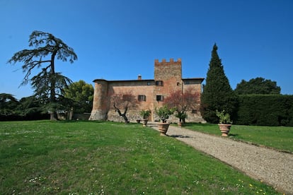 El castillo de Tavolese se extiende sobre un terreno de 62 hectreas con produccin de aceites de oliva virgen extra seleccionados y Chianti, uno de los vinos tintos italianos ms prestigiosos y conocidos del mundo.