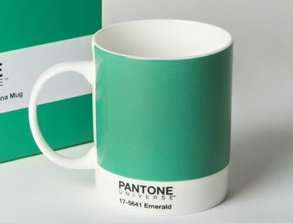 Taza: Pantone tiene una línea de café con el color verde esmeralda. Precio: 10 euros.