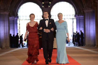 El príncipe Constantino, hermano menor de Guillermo, y su mujer la princesa Laurentien (d) junto a la princesa Mabel de Orange-Nassau llegan a la cena de gala celebrada en el Rijksmuseum de Ámsterdam.