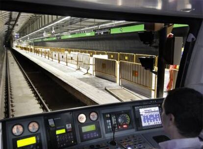 Un metro en pruebas entra en la nueva estación de Roquetes, de la línea 3.