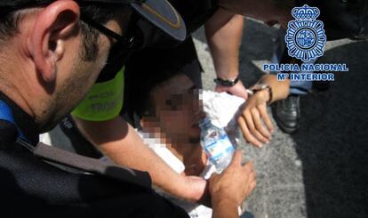Los agentes fronterizos durante la reanimación del hombre.