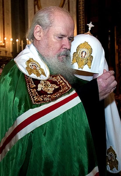 El patriarca ortodoxo ruso, Alejo II, tras el servicio del pasado domingo en la catedral de Moscú.