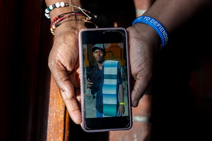 Emilse Jiménez muestra una foto de su sobrino Deiver Alejandro Jiménez, quien fue reclutado de manera forzada por las disidencias de las FARC.