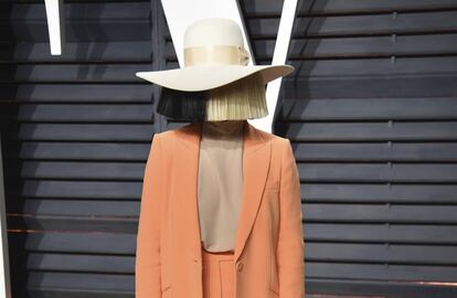 Sia en la fiesta de los Oscar organizada por Vanity Fair en febrero de 2017.