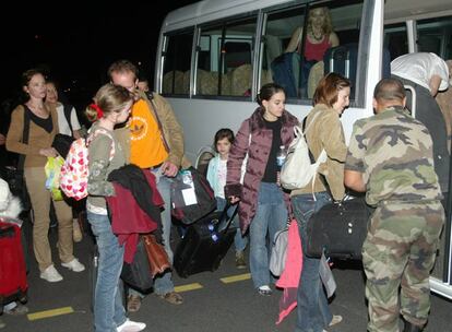 Parte del grupo de evacuados por las fuerzas francesas en el aeropuerto de Libreville.