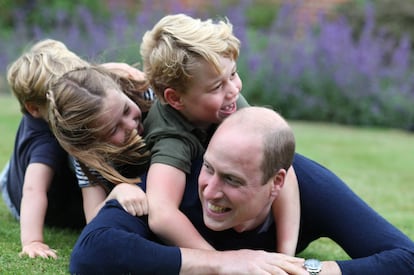 El príncipe Guillermo de Inglaterra se divierte con sus hijos en Norfolk (Inglaterra), en junio de 2020.