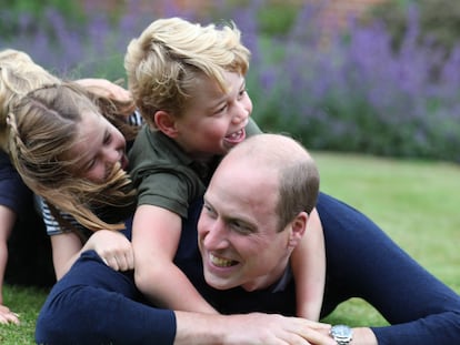 El príncipe Guillermo de Inglaterra se divierte con sus hijos en Norfolk (Inglaterra), en junio de 2020.