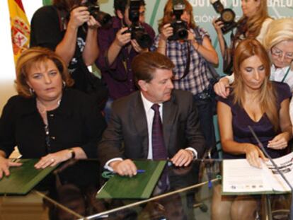 La consejera de Justicia preside, ayer, la firma del protocolo para la excavación de la fosa de Alfacar junto a los representantes de las instituciones que lo suscriben.