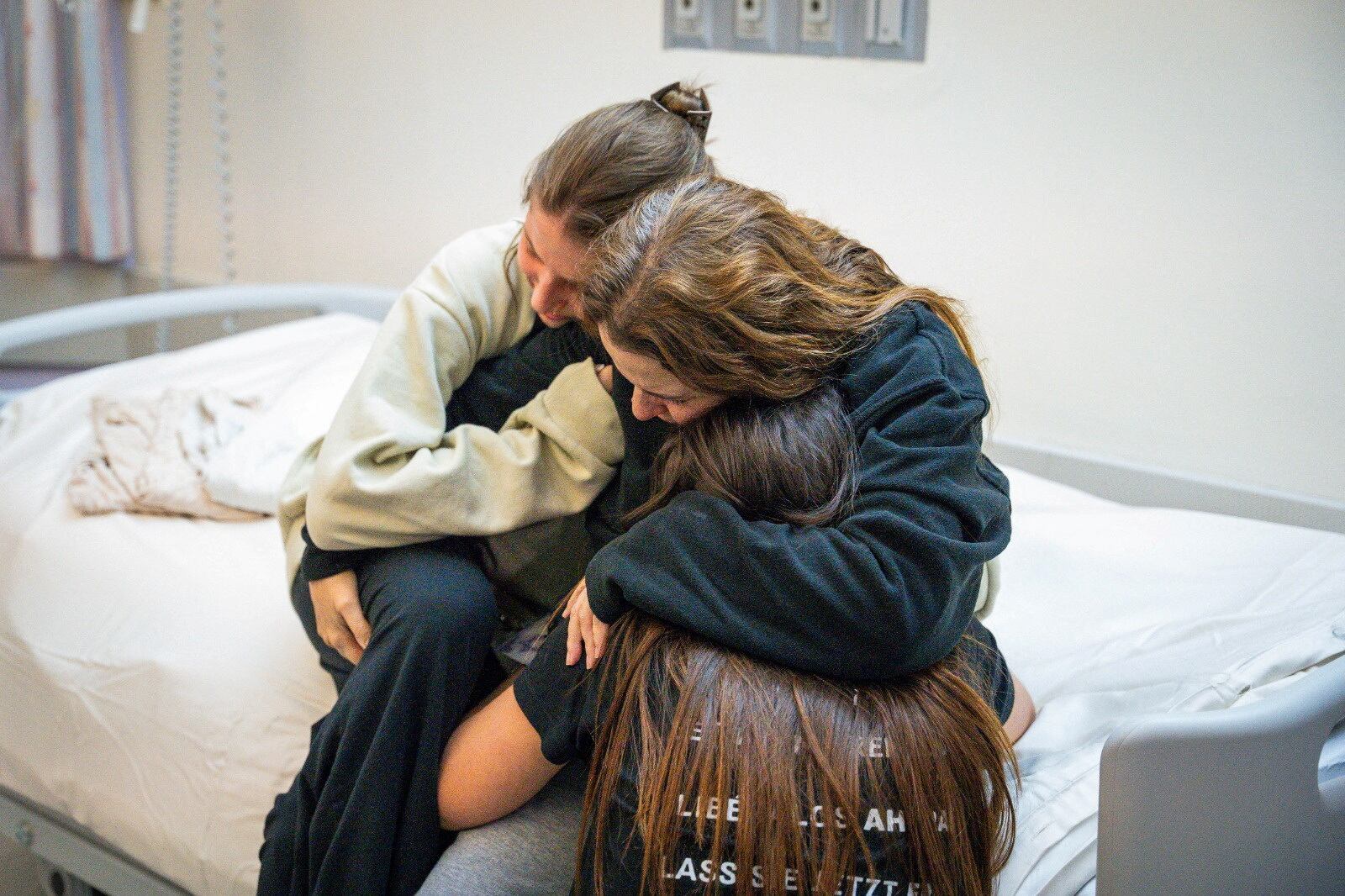 Raz Ben Ami, de 57 años, se reúne con sus hijas este jueves tras de ser liberada ayer por Hamás, en un hospital de Tel Aviv, en una imagen distribuida por la oficina del primer ministro de Israel.