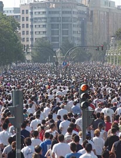 Participantes de la Volta a peu, ayer en el Paseo de la Alameda