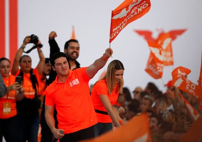 Samuel García ondea una bandera con los colores de la agrupación.