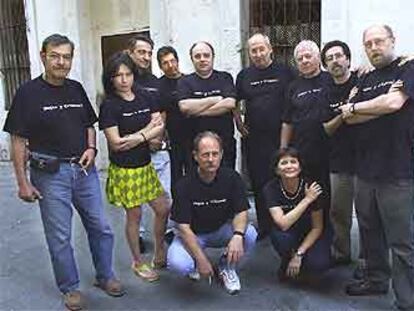 De izquierda a derecha, Miguel Agustí, Mercedes Abad, José Luis Muñoz, Enrique Sánchez Abulí, Jaume Ribera, Andreu Martín, Francisco González Ledesma, Mariano Sánchez Soler y David Hall. Delante, Raúl Argemí y Alicia Giménez Bartlett.