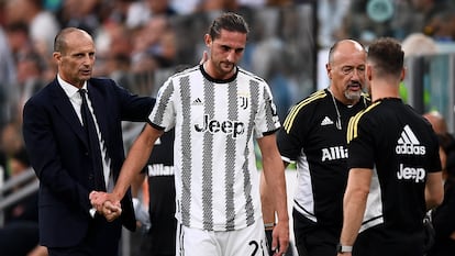 Massimiliano Allegri, entrenador de La Juventus, con el jugador Adrien Rabiot.