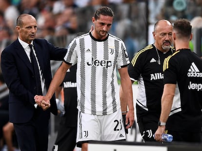 Massimiliano Allegri, entrenador de La Juventus, con el jugador Adrien Rabiot.