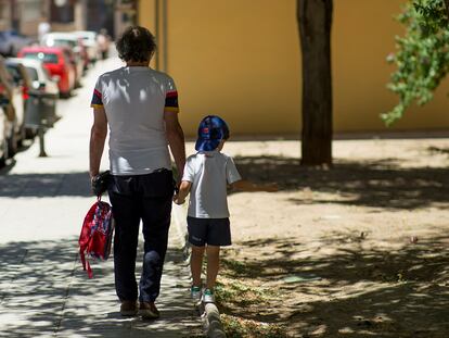 Un padre acompaña a su hijo a la salida del colegio en Linares, este viernes.