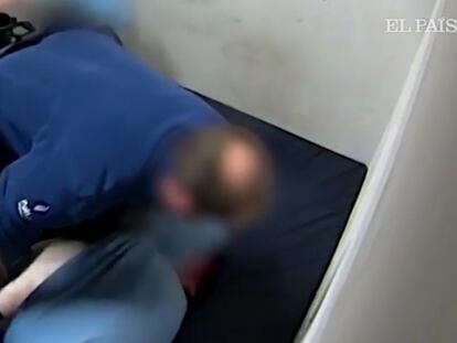 Imagen del vídeo en que los policías inmovilizan a Jozef Chovanec.