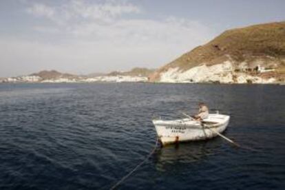 Un pescador artesanal faena en su barco frente a la costa del Parque Natural Cabo de Gata-Níjar. EFE/Archivo