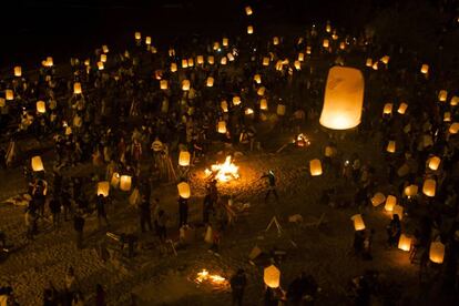 Farolillos de papel en la celebración de la noche de san Juan en la playa de Riazor, A Coruña.