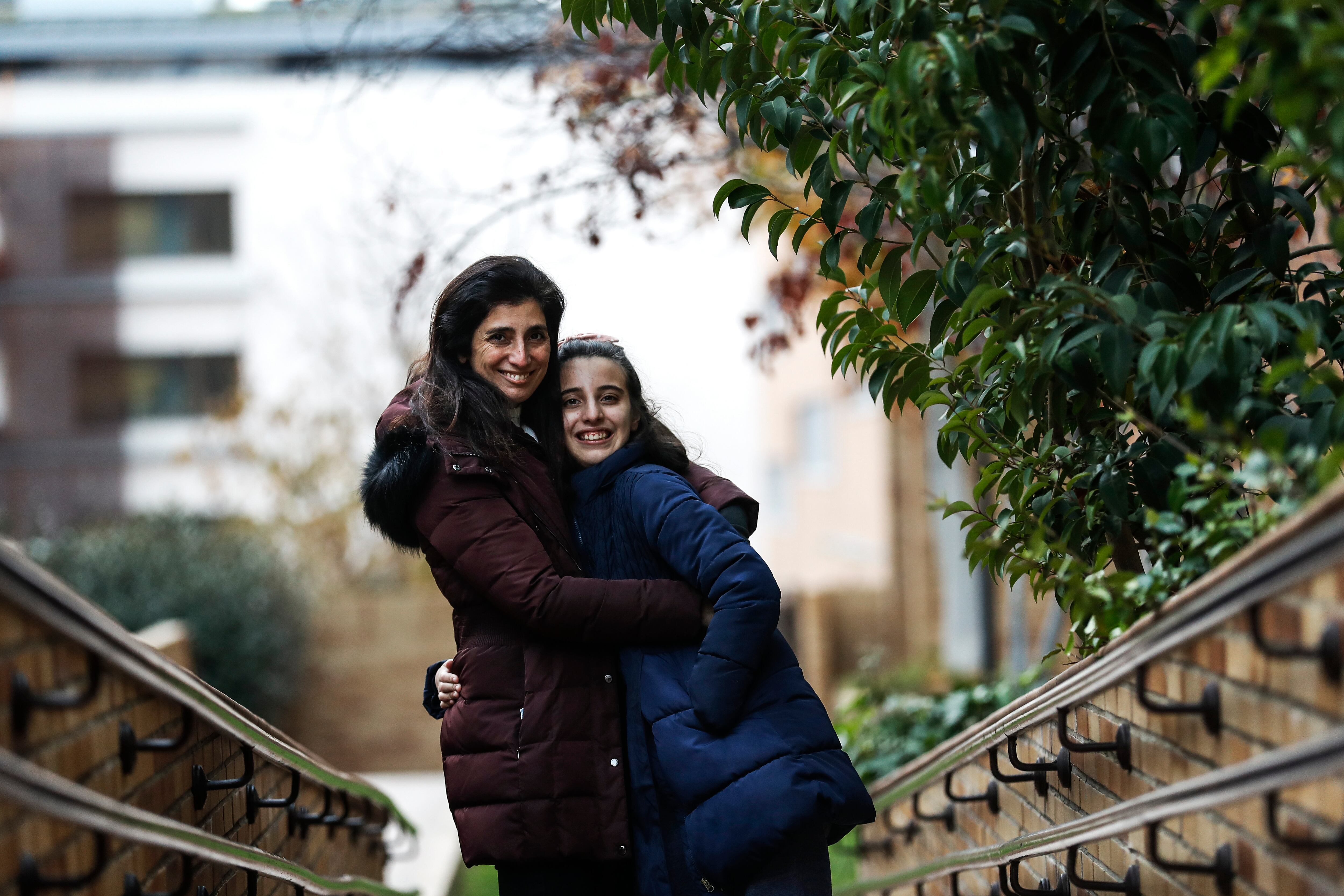 Mariana con su hija Luzila, con trastorno del espectro autista.