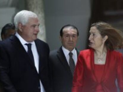 La ministra de Fomento, Ana Pastor, junto con el presidente de Panam&aacute;, Ricardo Martinelli.