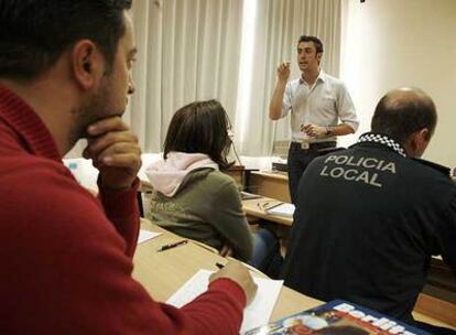 Policías municipales, durante las primeras clases de inglés en la academia.