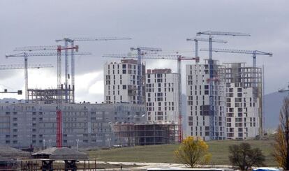 Varios edificios de viviendas en construcci&oacute;n.