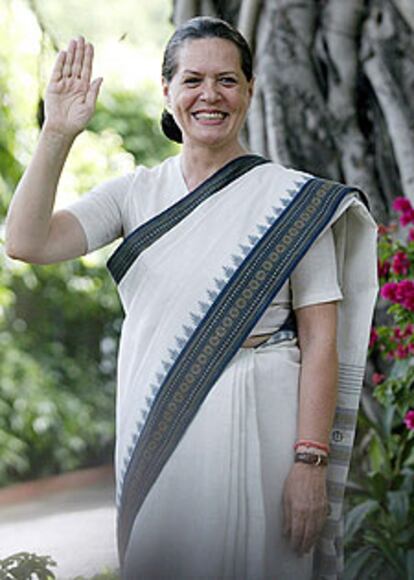 Sonia Gandhi, sonriente, saluda en Nueva Delhi.