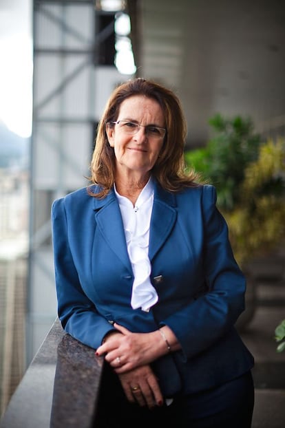 A característica mais marcante da gestão de Maria das Graças Silva Foster, na presidência da Petrobras desde janeiro de 2012, é a sua franqueza. Uma autenticidade que pode espantar os leitores habituais dos cadernos de economia, acostumados com as evasivas de executivos. Em 2012, quando a empresa teve uma queda de 36% em seu lucro líquido, a comandante, que dá expedientes de até 18 horas, não hesitou em apontar o responsável por esse resultado. Era o Governo, o mesmo que a conduziu ao cargo, que adotara uma política anti-inflacionária que não permitia à empresa reajustar os preços dos combustíveis segundo as cotações dos mercados internacionais. Em 2013, a situação ainda não foi remediada e Graça Foster não perdeu nem um pouco o seu poder de fogo. Ao contrário, continua dando seus recados, como quando disse, em entrevista ao jornal o Estado de S. Paulo, há pouco mais de um mês: “se eu não der resultado, me demite.” À frente de um gigante com patrimônio de mais de 345 bilhões de reais e presença em 25 países espalhados por todos os continentes, a mineira com 36 anos de “casa” personifica mais do que ninguém a figura construída no imaginário popular brasileiro de que os funcionários da petroleira “vestem a camisa”. Nascida no Estado de Minas Gerais, no Sudeste do país, a engenheira química começou sua carreira na companhia aos 24 anos. Assumiu a presidência após sete anos de gestão do baiano Sergio Gabrielli e com uma missão dura: pôr em marcha um audacioso plano de captação de recursos com a finalidade de investir uma barbaridade de 236,7 bilhões de dólares entre 2013 e 2017, quantia que reflete as enormes reservas de petróleo que a companhia vem prospectando. Nem fibra nem graça faltam a ela, pelo que se viu até agora, mas um pouco de apoio de quem a colocou no cargo pode ajudá-la a trazer de volta à Petrobras resultados que recompensem seus milhares de acionistas.