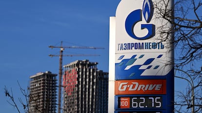 Una gasolinera operada por Gazprom en Moscú.