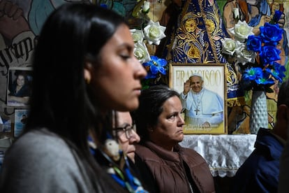 Fieles rezan y lloran en parroquia de la Virgen de los Milagros de Caacupé.