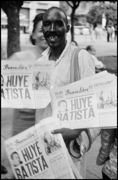 Un vendedor de periódicos callejero anuncia la huída del dictador Fulgencio Batista en la portada del diario Prensa Libre, el 1 de enero de 1959.